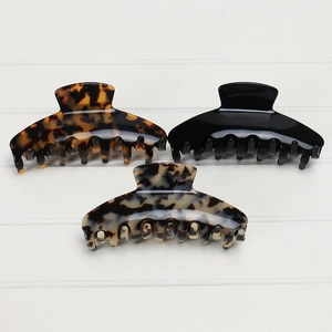 Detailed set of three large leopard and tortoiseshell hair claws in assorted glossy finishes