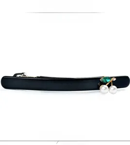Détail de la pince à cheveux en acétate avec cerises en perles et feuilles en cristal
