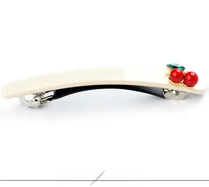 Détail de la barrette à cheveux en acétate avec cerises 3D et fermeture à ressort métal