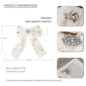 Barrette élégante en organza crème avec strass en cristal et détails en dentelle