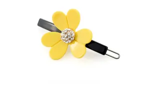 Detailansicht der gelben Blumen-Haarklammer mit weißen Kristallen und schwarzem Clip