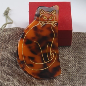Vue détaillée de la grande pince à cheveux chat en acétate avec motif écaille et or