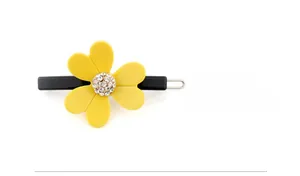 Nahaufnahme einer Y2K-Haarklammer mit gelber Blume und funkelndem Strass-Besatz