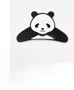 Détail de la pince à cheveux panda en acétate de cellulose montrant les dimensions et les dents
