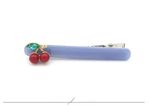 Détail de la pince à cheveux en acétate bleu clair avec perles cerises et feuilles en cristal