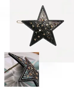 Vue détaillée de la pince à cheveux étoile en acétate avec strass et dimensions 7,4 cm