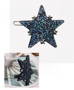 Vue détaillée de la pince étoile en acétate avec cristaux, 4,4 cm et pesant 5,6 g