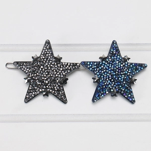 Vue détaillée de la barrette double étoile avec strass bleus et argentés sur bois blanc