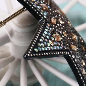 Détail macro d'une pince à cheveux étoile avec strass colorés et cristaux ambrés