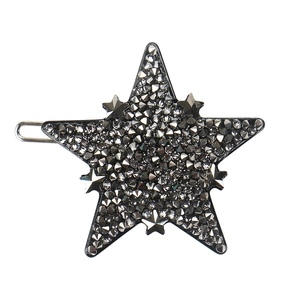 Vue détaillée de la pince à cheveux étoile en cristal gris avec design strass superposé