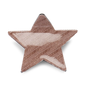 Détail de la pince à cheveux en forme d'étoile avec rayures marron et blanc poli