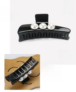 Detail view of 11.5cm acetate shark clip with three elegant white pearls inlay