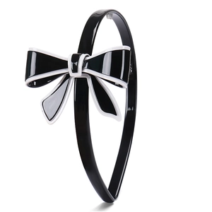 Cerchietto con fiocco classico bianco e nero con finitura lucida per acconciature eleganti