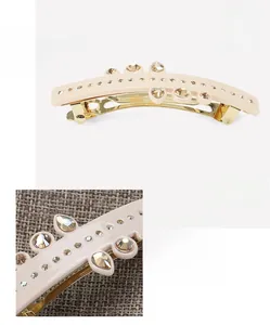 Détails macro d'une barrette en acétate de 8,8 cm ornée de cristaux et de strass étincelants