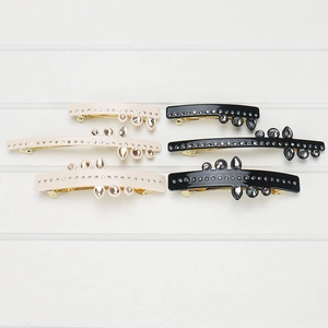 Détail de barrettes élégantes avec strass brillants et cristaux en forme de gouttes
