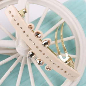 Détails de la barrette à cheveux sertie de cristaux sur fond de tissu bleu clair texturé