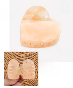 Details von Acetat-Herz-Haarklammer, 4,5x4,7 cm Größe und 15 g Gewicht in der Ansicht