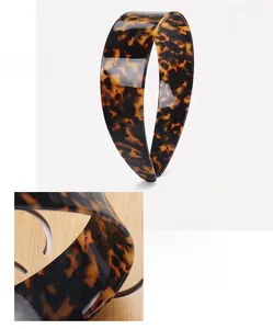 Detail view of 4cm wide leopard acetate headband with exact weight and size measurements