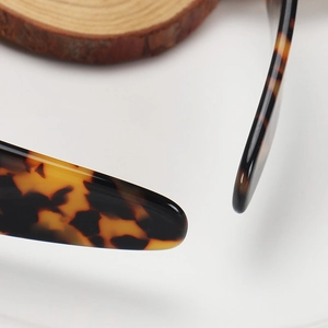 Macro detail showing the smooth polished tortoiseshell pattern on a 4cm wide headband