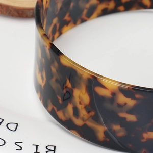 Detail shot of a 4cm wide tortoise shell headband with non-slip teeth for hair