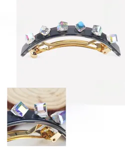 Detailansicht der Pixel-Haarklammer aus Acetat mit Regenbogenkristallen und Goldbasis