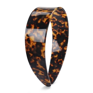 Detailed view of 4cm wide tortoise shell headband with high gloss polished finish