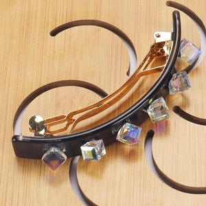 Detail der Haarspange mit kubischen Kristallen und Schildpatt-Acetat-Finish