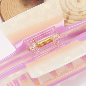 Detail view of the 14cm acetate claw clip with purple gradient and strong transparent spring