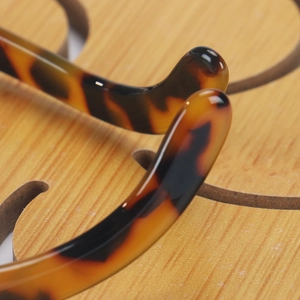 Détail des embouts de branches à motif écaille de tortue sur serre-tête lunettes