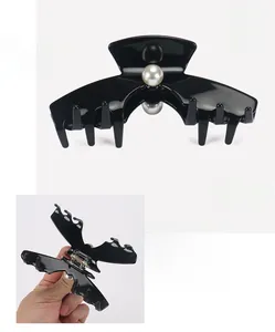 Dettaglio della molletta per capelli in acetato lucido con perla e dimensioni del prodotto