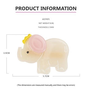 Détail macro de la pince à cheveux éléphant en acétate, dimensions 5,7x3,9cm et 8,8g