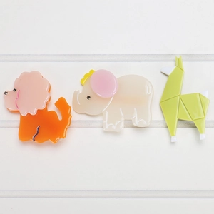 Détail de pinces à cheveux animaux en acétate avec lion, éléphant et alpaga mignons