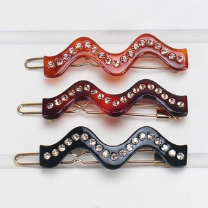 Lot de trois barrettes à cheveux ondulées en acétate avec strass en ambre, rouge et noir