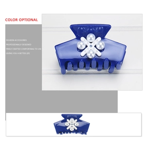 Pince à cheveux bleu marine avec fleur de perles blanches et strass bleu au centre