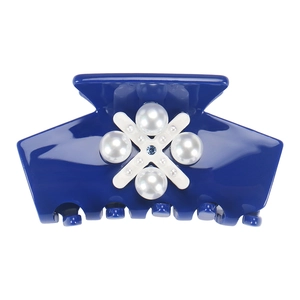 Détail de la pince à cheveux en acétate bleu avec perles blanches et strass bleu central
