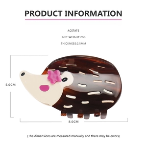 Détail de la pince à cheveux hérisson en acétate pesant 26g et mesurant 8.0x5.0cm
