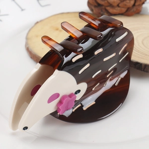 Détail de la pince à cheveux hérisson avec motif écaille de tortue marron et blanc