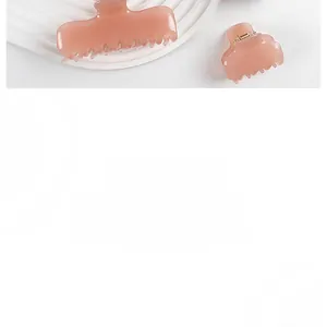 Detalle de pinzas para el cabello de acetato rosa translúcido en varias formas