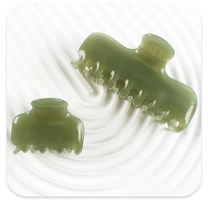 Detalle de dos pinzas para el cabello en acetato verde salvia con textura de mármol real