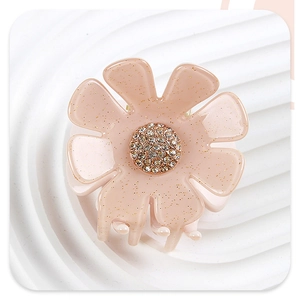 Detailansicht der Haarspange in Blumenform aus Acetat mit Glitzer und Kristallmitte