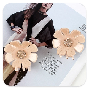 Details von pfirsichfarbenen Haarspangen mit Goldglitzer und Kristallblüten