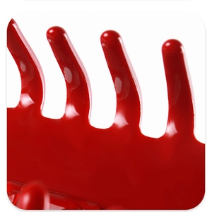 Primer plano macro de los dientes suaves y el acabado de acetato de 4mm de la pinza de pelo roja