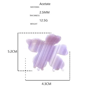 Detailansicht der gestreiften Haarspange aus Acetat in Blumenform mit Maßen