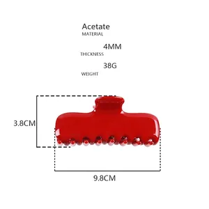 Vista detallada de la pinza para el pelo roja de acetato con 9,8 cm de largo y 4 mm de grosor
