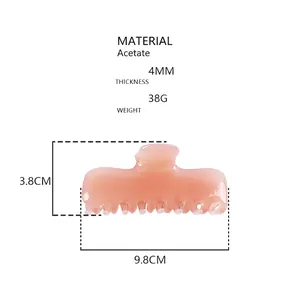 Detalle de pinza de pelo rosa en acetato con 9,8cm de largo y 4mm de grosor