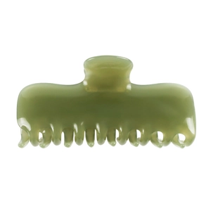 Detalle de la pinza para el pelo de acetato grueso en acabado verde jade translúcido