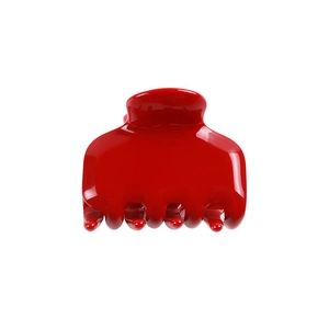 Pinza para el pelo roja brillante de acetato con diseño grueso de 4 mm en fondo blanco