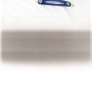 Détail de la pince à cheveux acétate bleu roi avec décorations florales en diamants