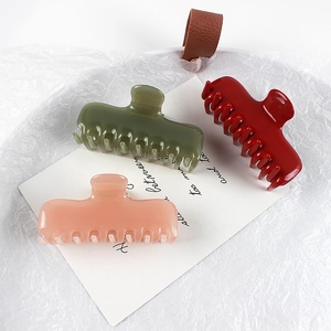 Set de tres pinzas para el cabello de acetato en colores gelatina verde oscuro, rojo y rosa