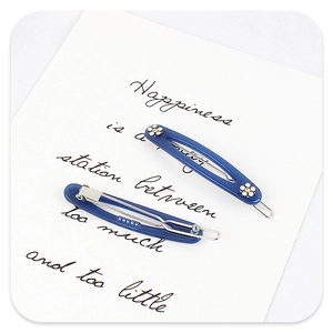 Détail de la barrette bleu Klein avec design floral en opale blanche et fermoir argenté